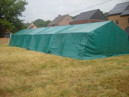 De tent Bink, opgesteld op een grasveld.