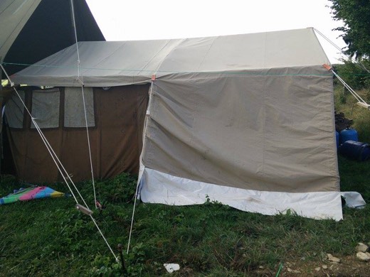 De keukentent, een groene tent van vijf op vijf meter.