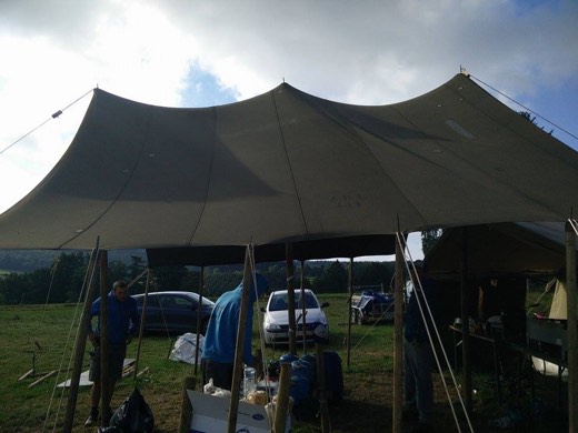 De shelter, een hoge open tent.